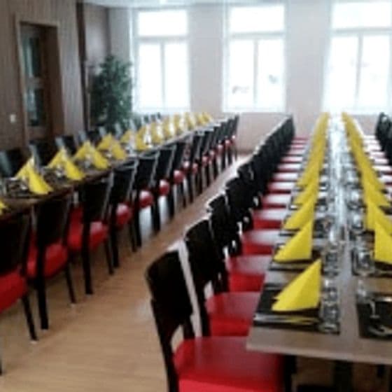 Longues tables dressées dans la salle polyvalente
