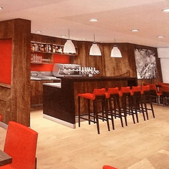 Le bar et ses chaises rouges
