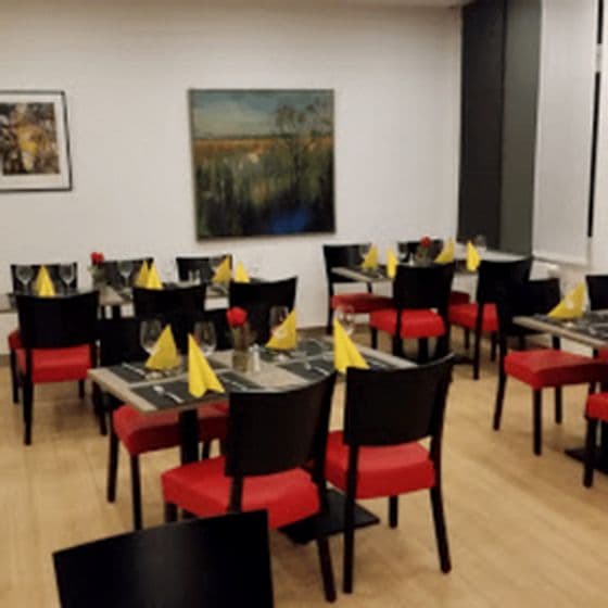 La salle du restaurant, tables rouges et jaunes